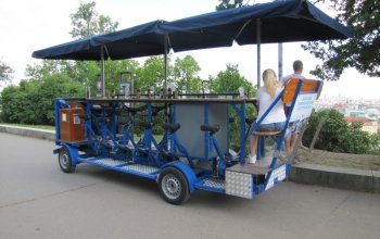 Praha: Beerbike s 30kg soudkem piva