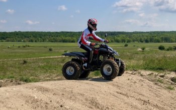 Rodinná jízda v terénu na ATV čtyřkolce