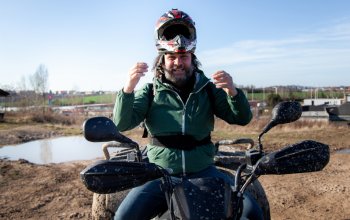 Jízda na čtyřkolce ATV na specializované trati (i…