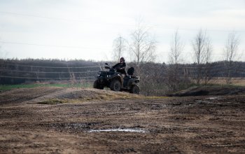 Jízda na čtyřkolce ATV na specializované trati (i…
