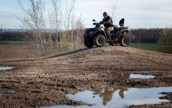 Jízda na čtyřkolce ATV na specializované trati (i…
