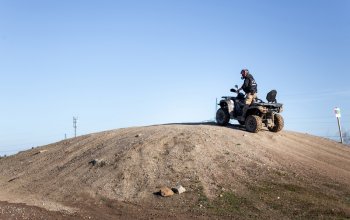 Jízda na čtyřkolce ATV na specializované trati (i…