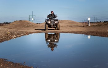 Jízda na čtyřkolce ATV na specializované trati (i…