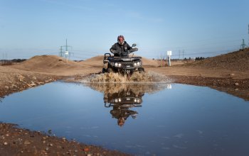 Jízda na čtyřkolce ATV na specializované trati (i…
