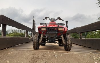 Jízda na čtyřkolce ATV na specializované trati (i…