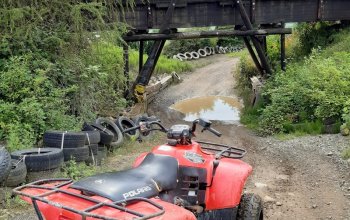 Jízda na čtyřkolce ATV na specializované trati (i…