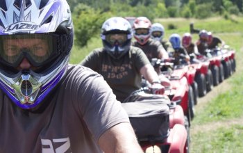 Jízda na čtyřkolce ATV na specializované trati (i…