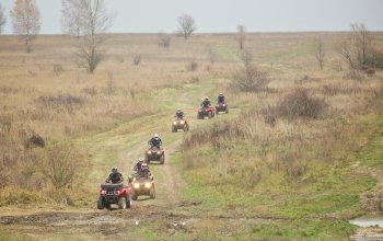 Jízda na čtyřkolce ATV na specializované trati (i…
