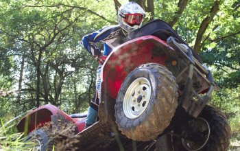 Jízda na čtyřkolce ATV na specializované trati (i…
