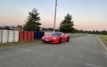 Jízda ve Ferrari 458 Italia na polygonu