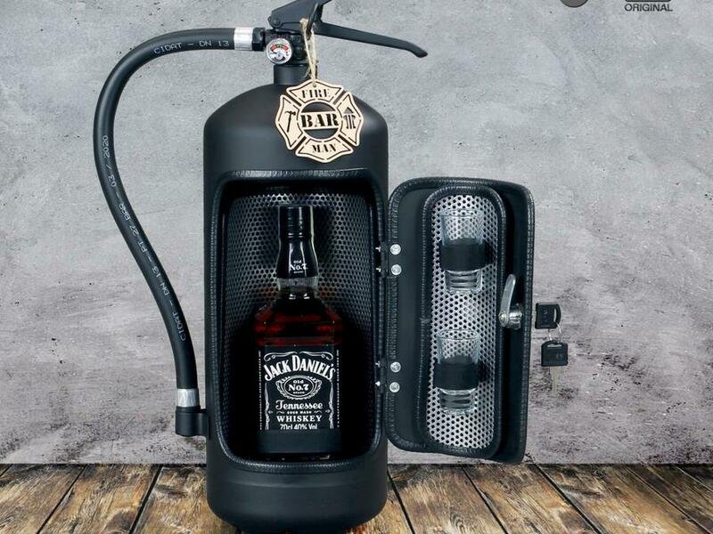 Hasicí bar s láhví alkoholu: Černý