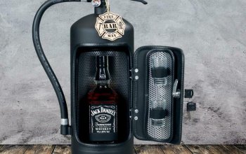 Hasicí bar s láhví alkoholu: Černý