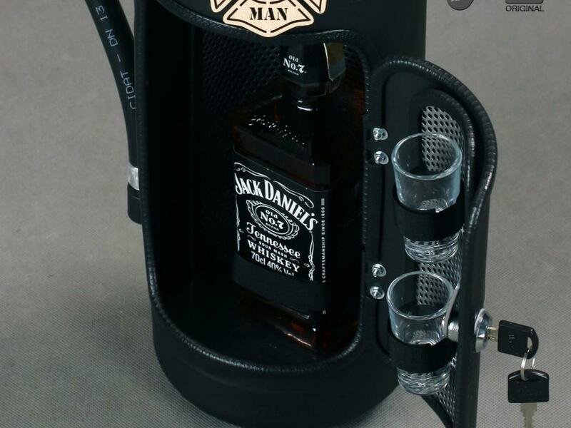 Hasicí bar s láhví alkoholu: Černý