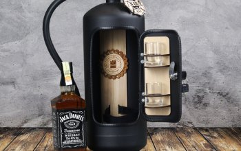 Hasicí bar s láhví alkoholu: Černý s dřevěnou výplní