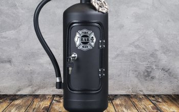 Hasicí bar s láhví alkoholu: Černý s dřevěnou výplní