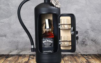Hasicí bar s láhví alkoholu: Černý s dřevěnou výplní