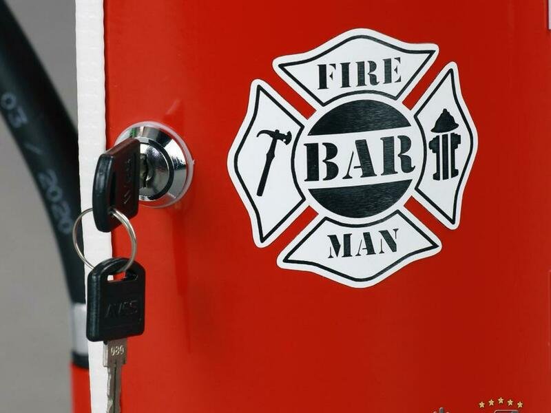 Hasicí bar s láhví alkoholu: Červeno-bílý