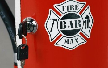 Hasicí bar s láhví alkoholu: Červeno-bílý