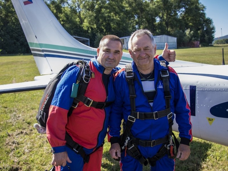 Tandemový seskok padákem