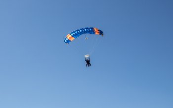 Tandemový seskok padákem