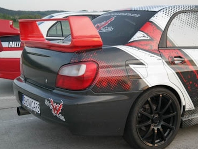 Závodní den se supersporty