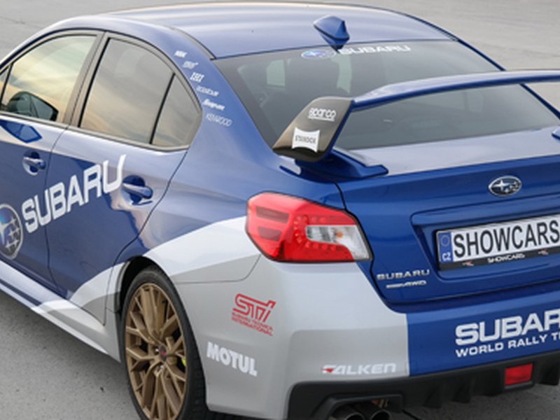 Závodní den se supersporty