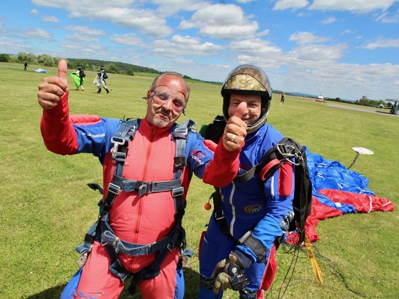 Tandemový seskok padákem