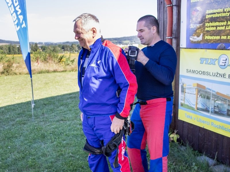 Tandemový seskok padákem