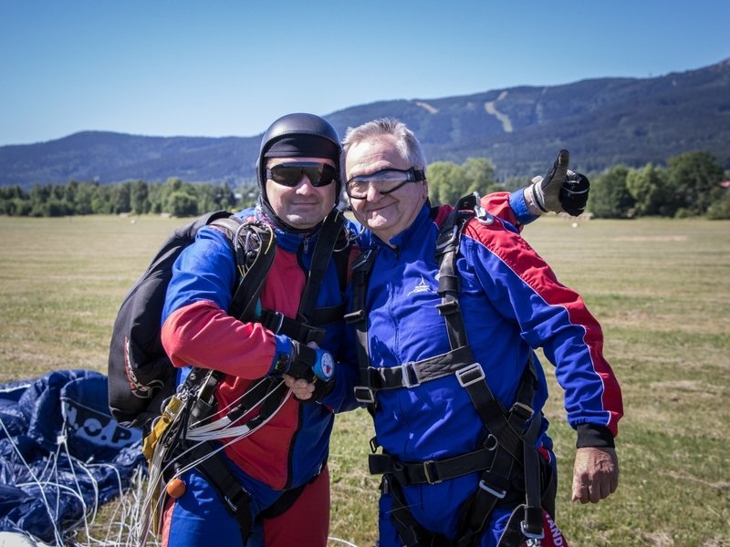 Tandemový seskok padákem