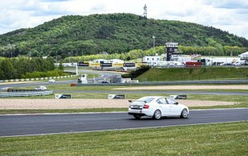 Jízda v závodním OCR speciálu na okruhu