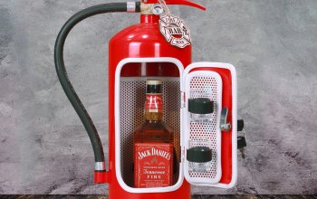 Hasicí bar s láhví alkoholu: Červený s bílou lemovkou