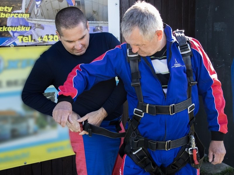 Tandemový seskok padákem