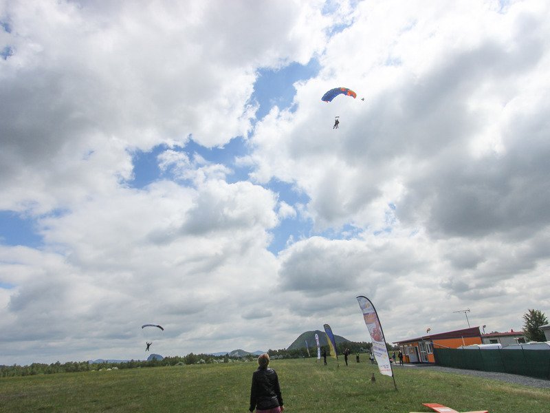 Tandemový seskok padákem