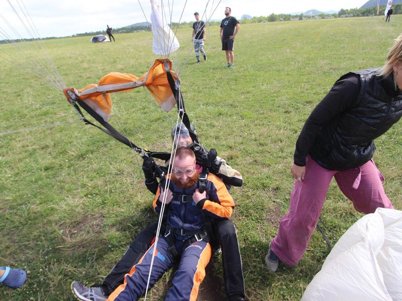 Tandemový seskok padákem