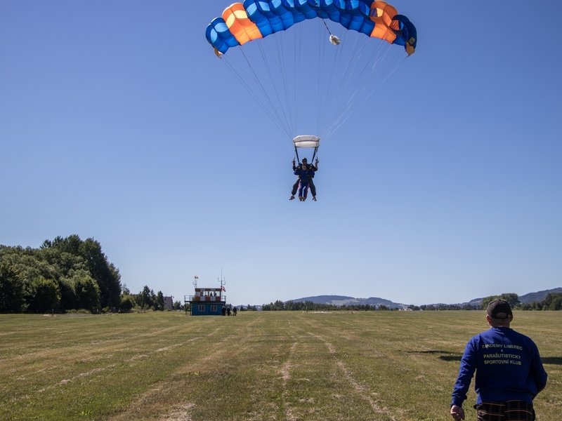 Tandemový seskok padákem