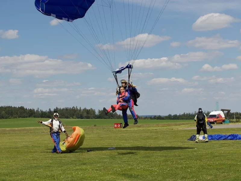Tandemový seskok padákem