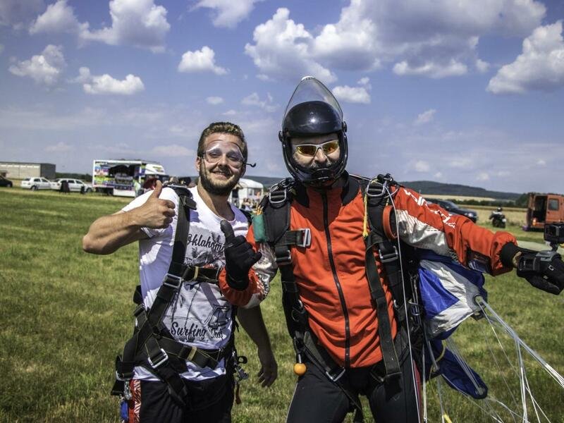 Tandemový seskok padákem