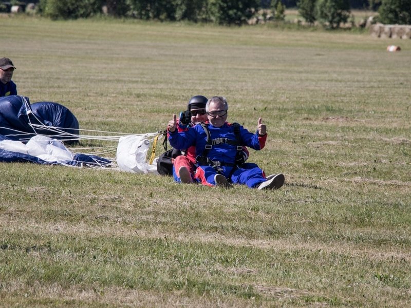 Tandemový seskok padákem