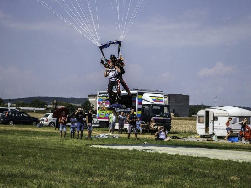 Tandemový seskok padákem