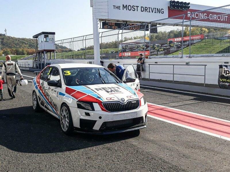 Jízda v závodním OCR speciálu na okruhu