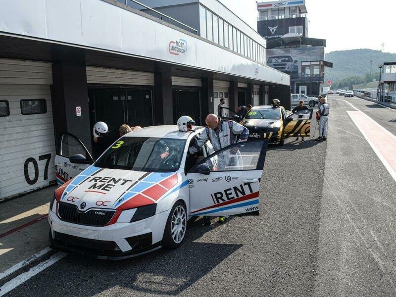 Jízda v závodním OCR speciálu na okruhu