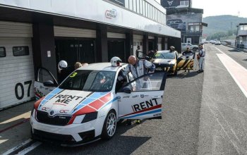 Jízda v závodním OCR speciálu na okruhu