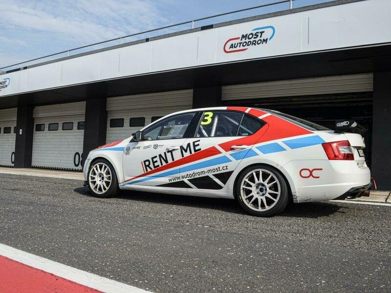 Jízda v závodním OCR speciálu na okruhu