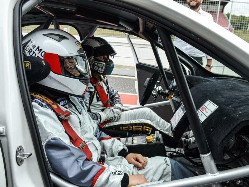 Jízda v závodním OCR speciálu na okruhu