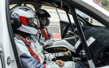 Jízda v závodním OCR speciálu na okruhu