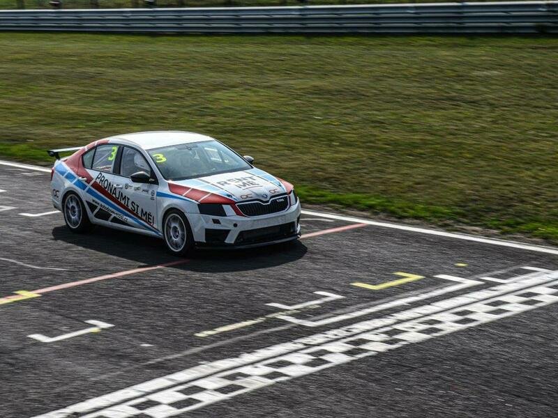 Jízda v závodním OCR speciálu na okruhu