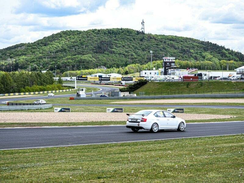 Jízda v závodním OCR speciálu na okruhu