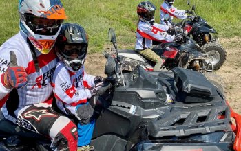 Rodinná jízda v terénu na ATV čtyřkolce