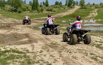Rodinná jízda v terénu na ATV čtyřkolce
