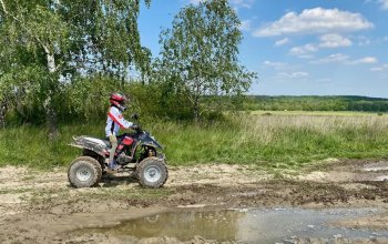 Rodinná jízda v terénu na ATV čtyřkolce